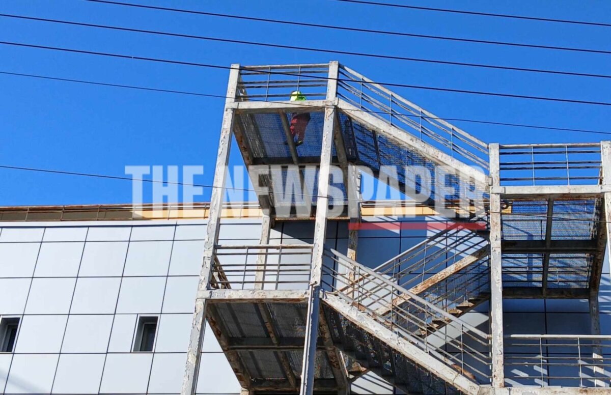 Βόλος: Συναγερμός στο νοσοκομείο - Άνδρας απειλεί να πέσει στο κενό [εικόνες]