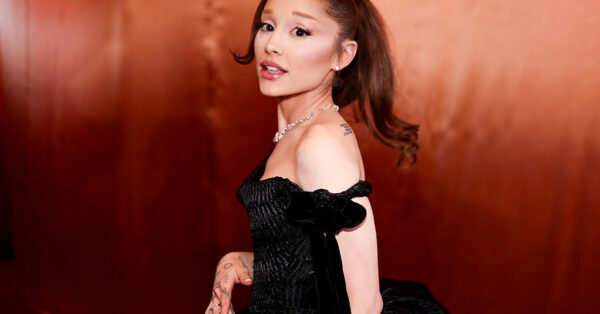 H Ariana Grande επανέφερε την iconic καστανή αλογοουρά της για τα Golden Globes