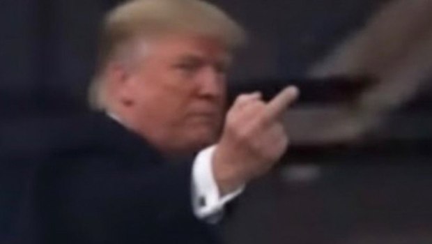 Ο Τραμπ υψώνει το μεσαίο δάχτυλο μπροστά στις κάμερες κατά την επίσκεψή του σε εργοστάσιο