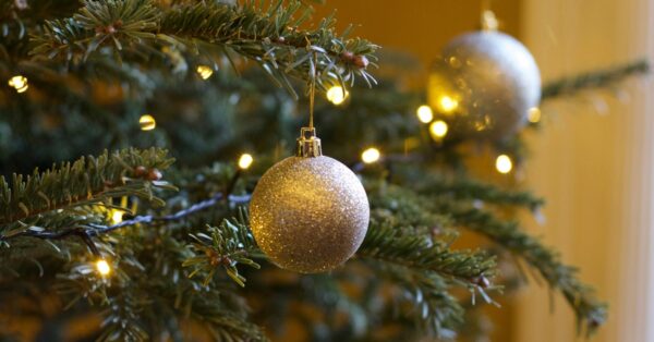 Δεν έχουμε ξεστολίσει ακόμα το χριστουγεννιάτικο δέντρο; Όχι απλά δεν πειράζει καθόλου, αλλά μας κάνει καλό, σύμφωνα με την επιστήμη