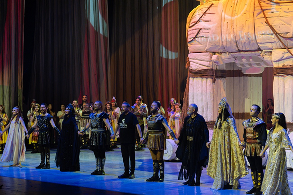 Ανιστόρητο σόου Τούρκων με την ιστορία του Τρωικού Πολέμου (video)