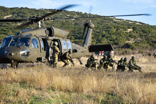 Στρατιωτικό ελικόπτερο Black Hawk