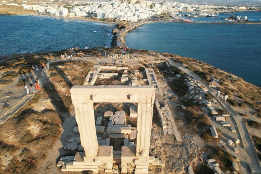 εικόνα που δείχνει τον Ναό του Απόλλωνα, ή αλλιώς Πορτάρα, στη Νάξο
