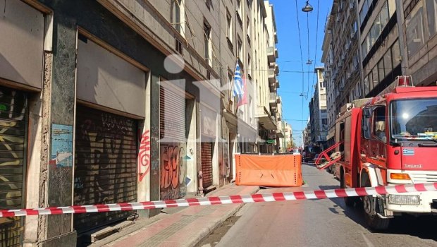 Άνδρας απειλεί να πέσει από την ταράτσα της Πολεοδομίας στην Αθήνα