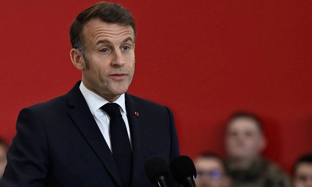 Με πρησμένο, κατακόκκινο μάτι εμφανίστηκε ο Μακρόν – Αιχμηρά σχόλια στο διαδίκτυο