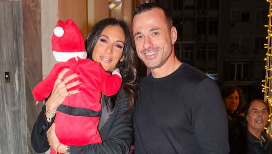 Ανθή Βούλγαρη: Με τον σύζυγό της, Κώστα Κωνσταντινίδη και τον 10 μηνών γιο τους στο γήπεδο