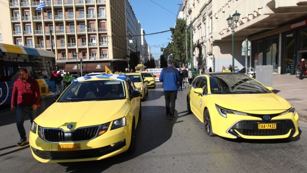 Ταξί: Παρατείνουν την απεργία - Τραβούν ξανά χειρόφρενο