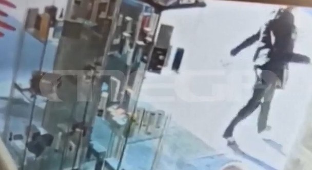 Λόρα: Τελευταία αναφορά ότι εθεάθη σε καφετέρια στη Βάρη – Εξετάζουν τα βίντεο του καταστήματος