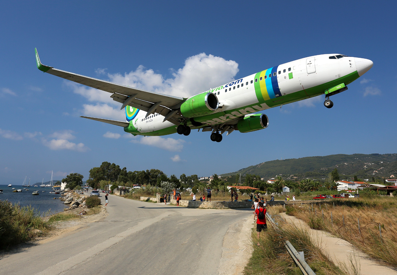 transavia-airlines-boeing-737-800-being-welcomed-at-skiathos-by-planespotters