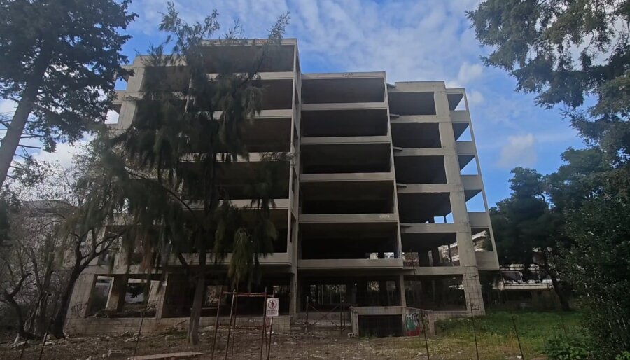 εικόνα που δείχνει την εγκαταλελειμμένη οικοδομή στην Αγία Παρασκευή όπου βρέθηκε νεκρός ο άτυχος 25χρονος