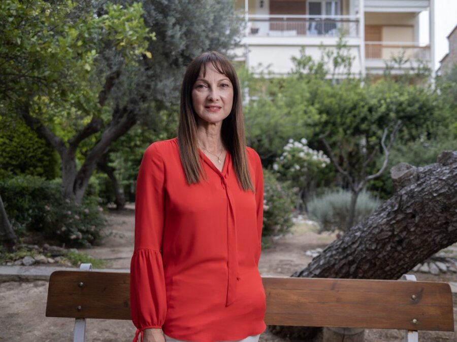 Γυναίκα σε πάρκο