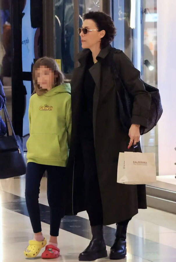 Σίσσυ Φειδά: Βόλτα με την 10χρονη κόρη της σε σπάνια δημόσια εμφάνιση