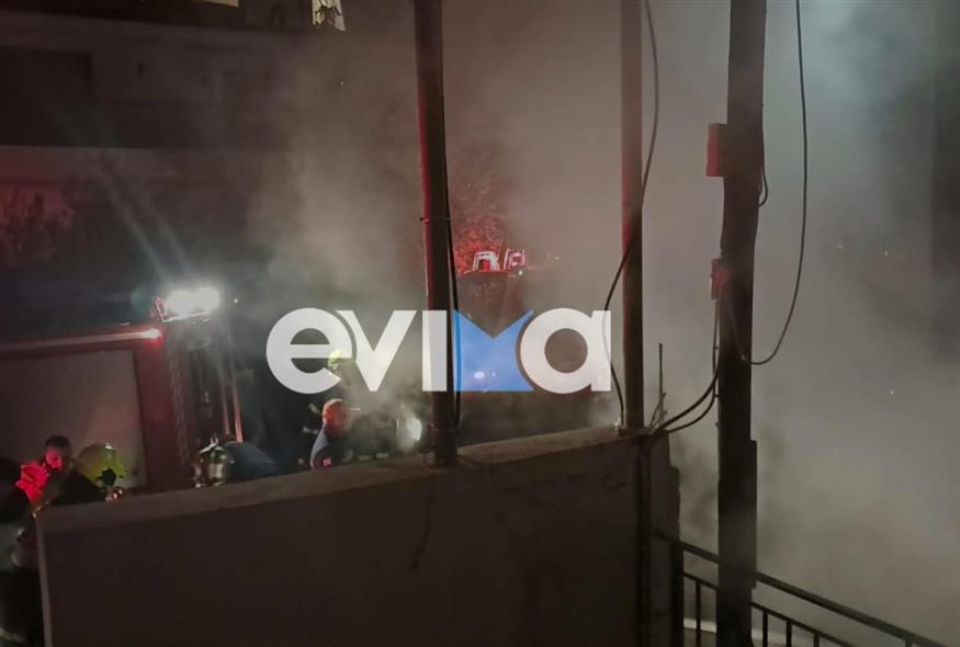 Μεγάλη φωτιά σε σπίτι στη Χαλκίδα - Στο νοσοκομείο δύο άτομα - Διασωληνώθηκε το ένα