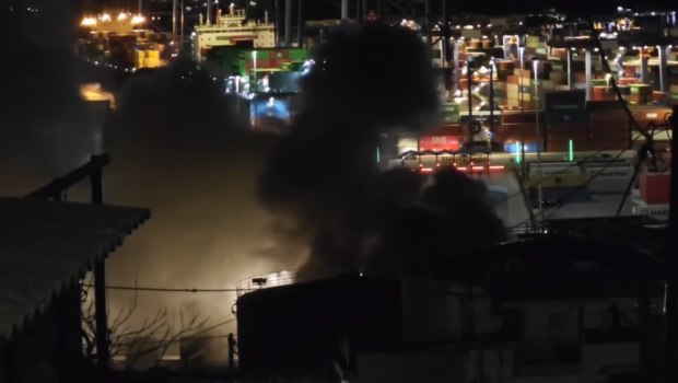 Φωτιά στα Καζάνια στο Πέραμα - «Κλείστε τα παράθυρα των σπιτιών σας»