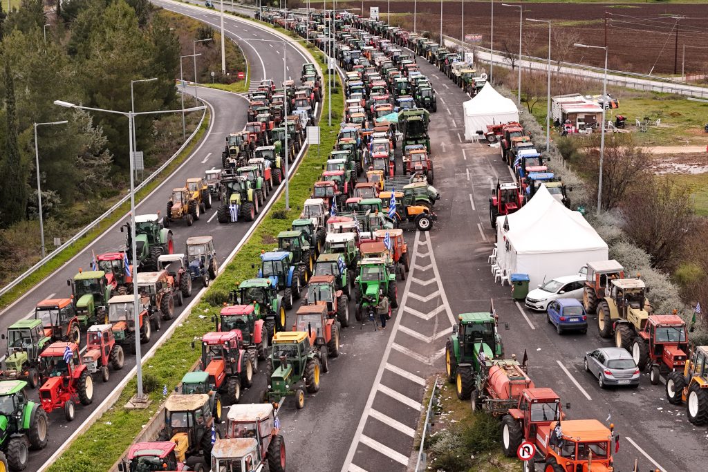 Θεσσαλικός κλοιός πίεσης – Τη Δευτέρα στο Μαξίμου η συνάντηση με τους σκληρούς των μπλόκων