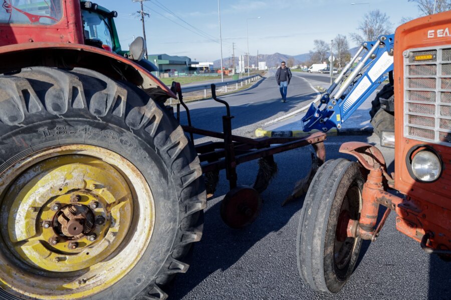 ΑΓΡΟΤΕΣ ΑΠΟ ΤΟ ΜΠΛΟΚΟ ΤΗΣ ΝΙΚΑΙΑΣ ΕΚΛΕΙΣΑΝ ΤΟΝ ΠΑΡΑΔΡΟΜΟ ΣΤΟ ΥΨΟΣ ΤΟΥ ΠΛΑΤΥΚΑΜΠΟΥ (EUROKINISSI)