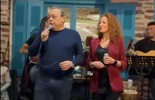 Σωκράτης Φάμελλος: Έπιασε το μικρόφωνο και τραγούδησε στην κοπή της πίτας του ΣΥΡΙΖΑ (βίντεο)