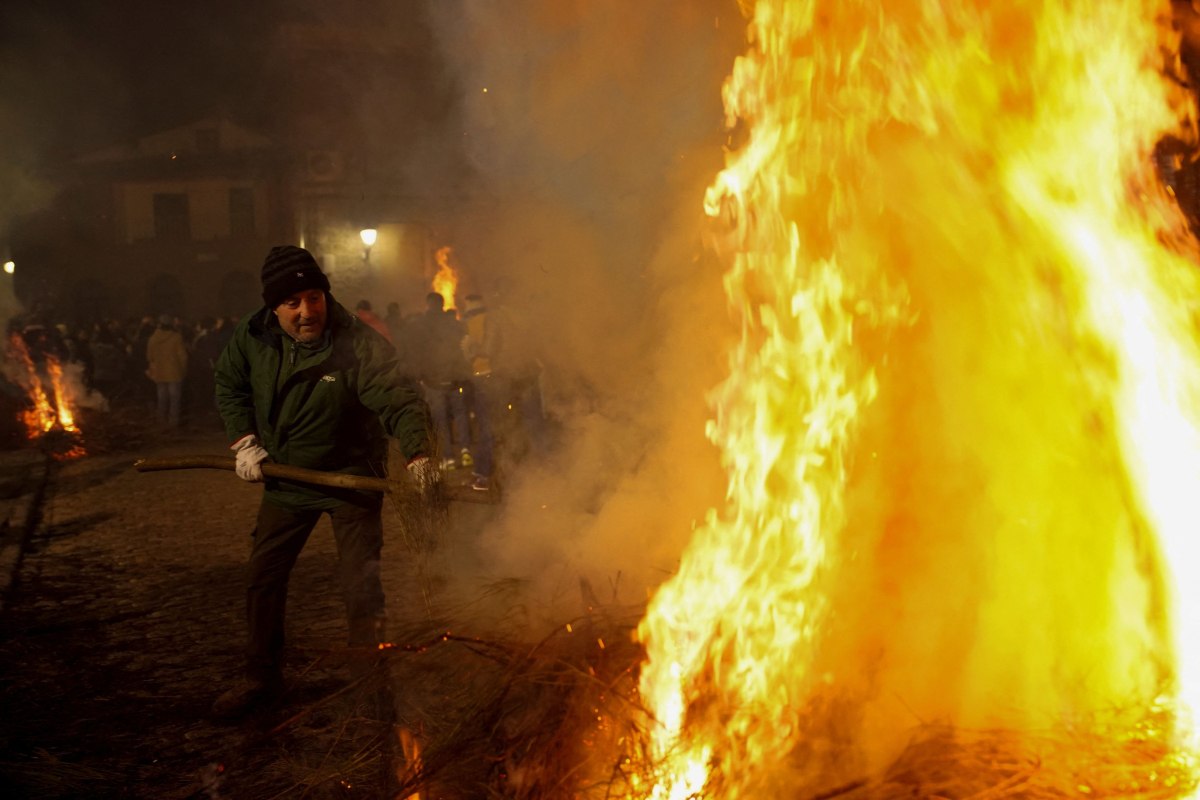 Επέστρεψε το ισπανικό έθιμο Las Luminarias: Άλογα πηδούν μέσα από φλόγες και κατοικίδια πηγαίνουν εκκλησία