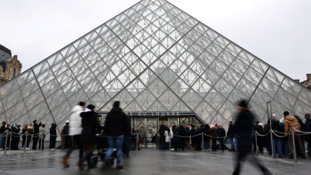 Λούβρο: Νέα πλάνα από το «κόλπο του αιώνα» αποκαλύπτουν πώς έγινε η ληστεία