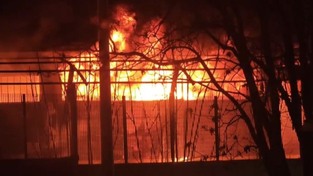 Συναγερμός για μεγάλη πυρκαγιά σε εργοστάσιο στις Αχαρνές