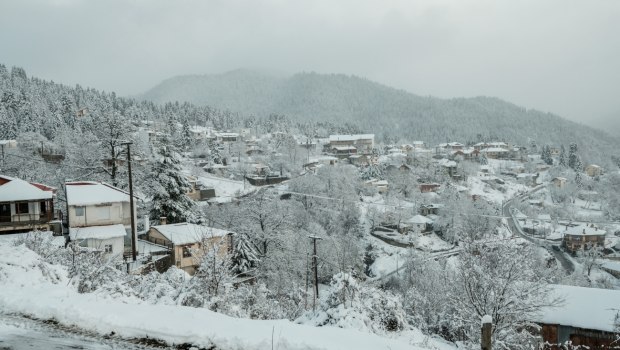 Κακοκαιρία: Στα λευκά πολλές περιοχές της χώρας – Μάχη για να μείνουν ανοιχτοί οι δρόμοι