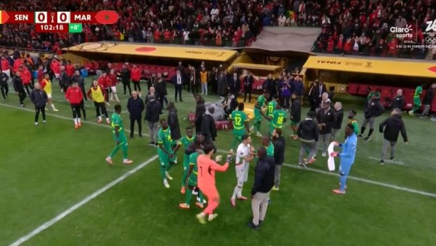 Χαμός στον τελικό του Κόπα Αφρικα: Έφυγαν οι Σενεγαλέζοι στο 97' μετά το πέναλτι υπέρ του Μαρόκου (vids)