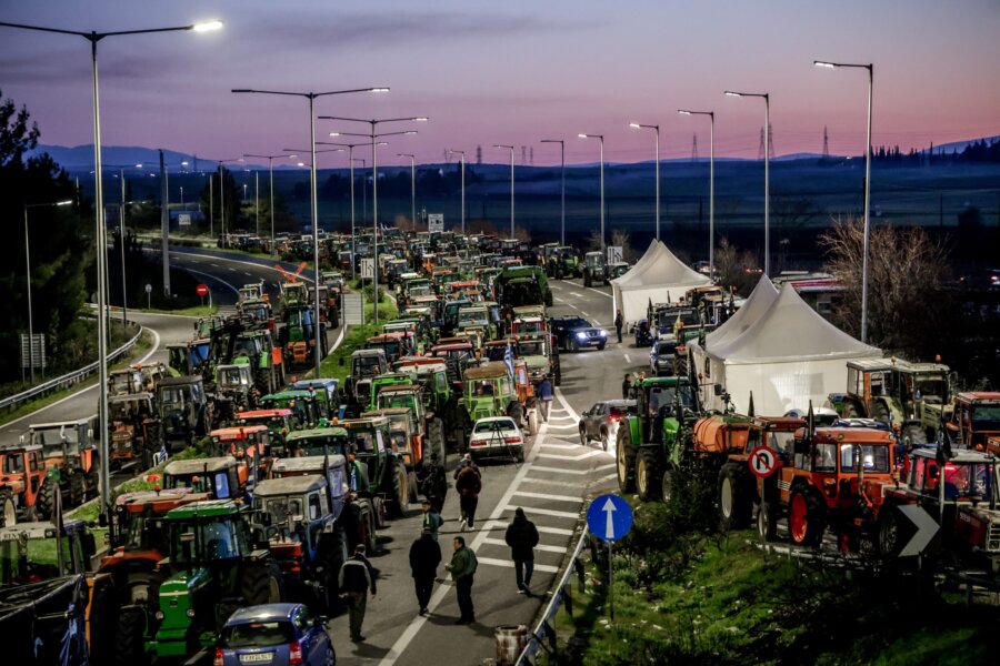 ΣΥΝΕΛΕΥΣΗ ΤΩΝ ΑΓΡΟΤΩΝ ΣΤΟ ΜΠΛΟΚΟ ΤΗΣ ΝΙΚΑΙΑΣ ΣΤΗ ΛΑΡΙΣΑ  (EUROKINISSI)