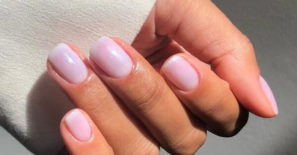Στη νέα εποχή του «clean girl manicure» πρωταγωνιστούν τα illuminators νυχιών