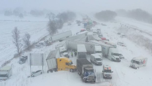Καραμπόλα περισσότερων από 100 αυτοκινήτων στο Μίσιγκαν - Οδηγοί παραμένουν εγκλωβισμένοι στα οχήματα