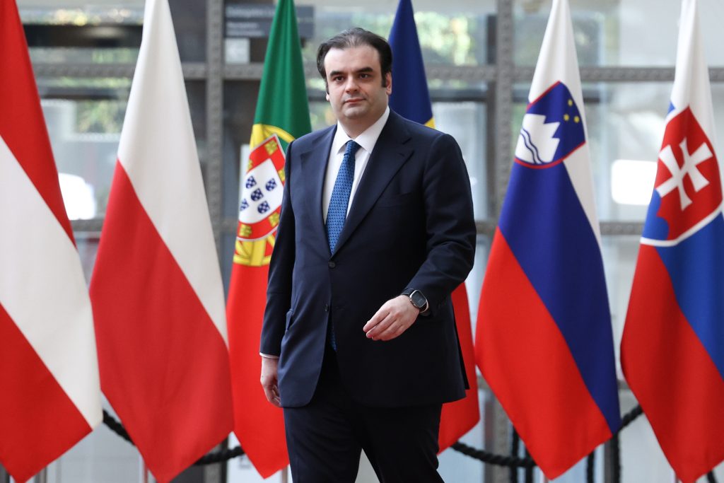 Πιερρακάκης από το Eurogroup: «Πρέπει να επιστρέψουμε σε έναν δρόμο βιώσιμης οικονομικής ανάπτυξης»