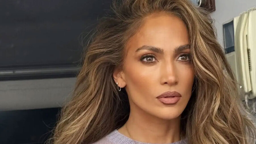 Winter Lips: Αντιγράψτε το μακιγιάζ της Jennifer Lopez με το χρώμα που θα φοράμε παντού φέτος