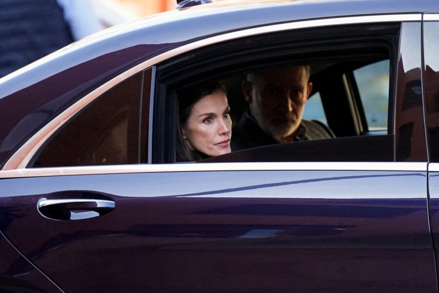 Σιδηροδρομικό δυστύχημα στην Ισπανία: Στο σημείο της τραγωδίας το βασιλικό ζεύγος – Aποκλείεται το ενδεχόμενο δολιοφθοράς