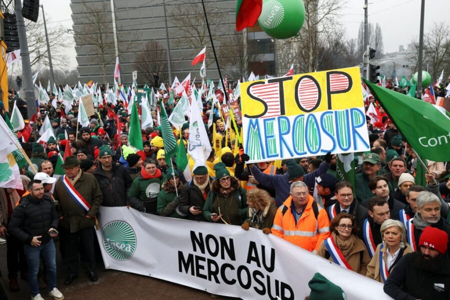 Ευρωπαϊκό Κοινοβούλιο: Χιλιάδες αγρότες συγκρούστηκαν με την αστυνομία κατά την διάρκεια διαδήλωσης ενάντια στη Mercosur