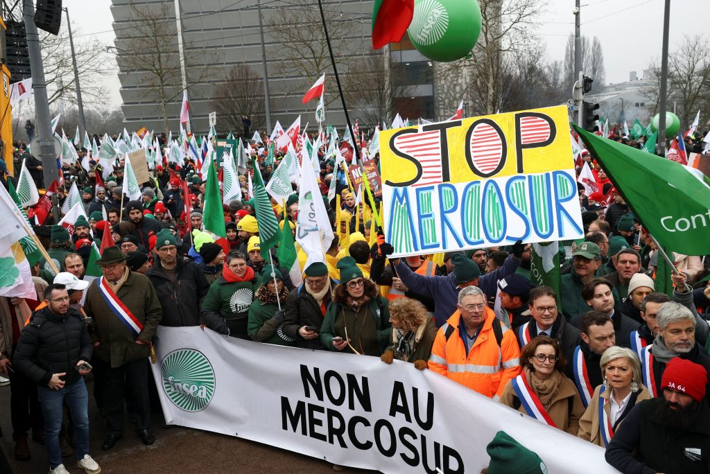Ευρωπαϊκό Κοινοβούλιο: Χιλιάδες αγρότες συγκρούστηκαν με την αστυνομία κατά την διάρκεια διαδήλωσης ενάντια στη Mercosur
