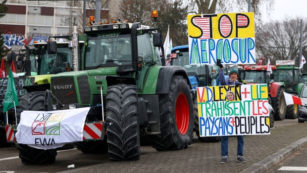 Στρασβούργο: Διαδήλωση αγροτών έξω από το Ευρωπαϊκό Κοινοβούλιο κατά της συμφωνίας ΕΕ-Mercosur