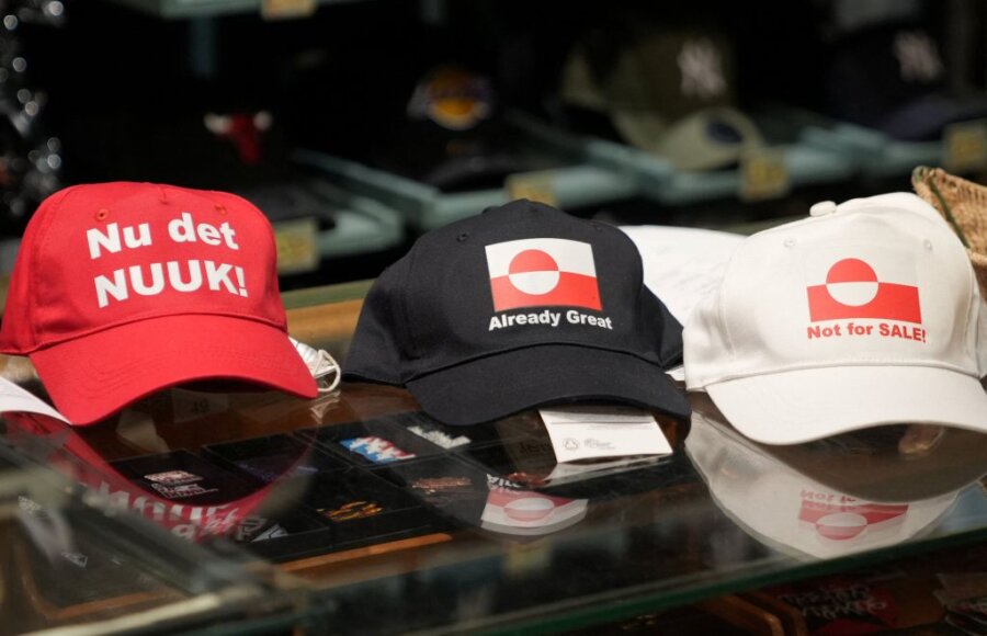 Κοπεγχάγη: «Κάντε την Αμερική να φύγει» – Τα κόκκινα καπέλα ως αλληλεγγύη για τη  Γροιλανδία