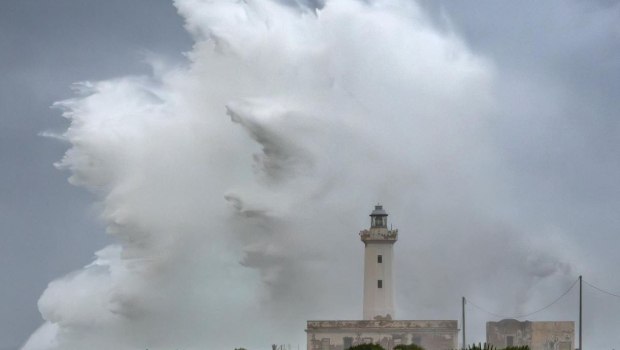Η Ιταλία στο έλεος του κυκλώνα Χάρι - H θάλασσα βγήκε στους δρόμους [βίντεο]