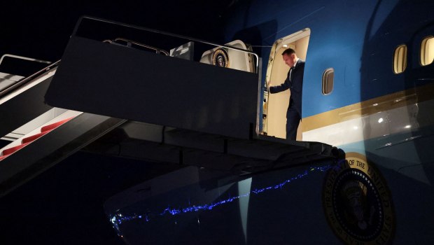 Tο Air Force One που κατευθυνόταν στο Νταβός επιστρέφει στη βάση Άντριους λόγω τεχνικού προβλήματος