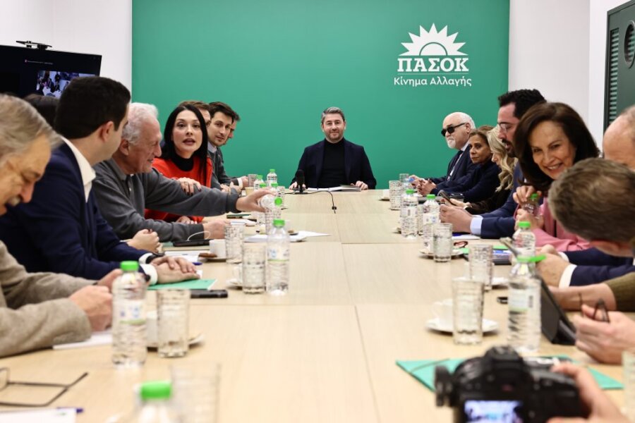 ΠΑΣΟΚ: Διεύρυνση, αμφισβήτηση και επίδειξη δύναμης – Τι έγινε στην Πολιτική Γραμματεία και στην πίτα Γερουλάνου