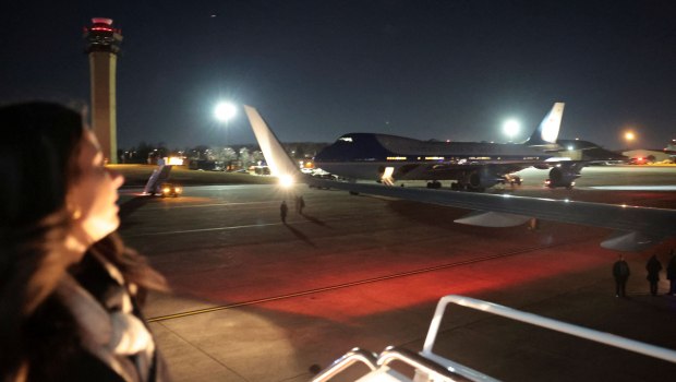 Με νέο αεροσκάφος και δύο ώρες καθυστέρηση αναχώρησε για το Νταβός ο Τραμπ