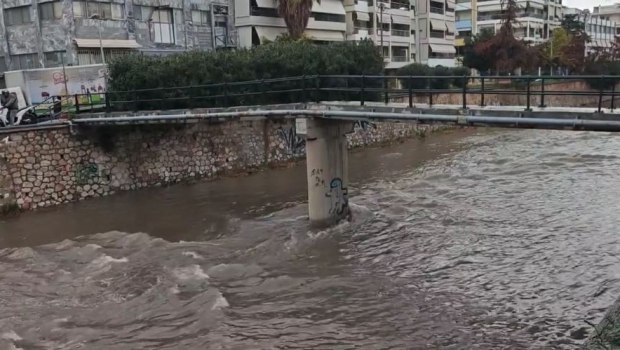 Κακοκαιρία στην Αττική: Φούσκωσε ο Ιλισσός - Δείτε βίντεο