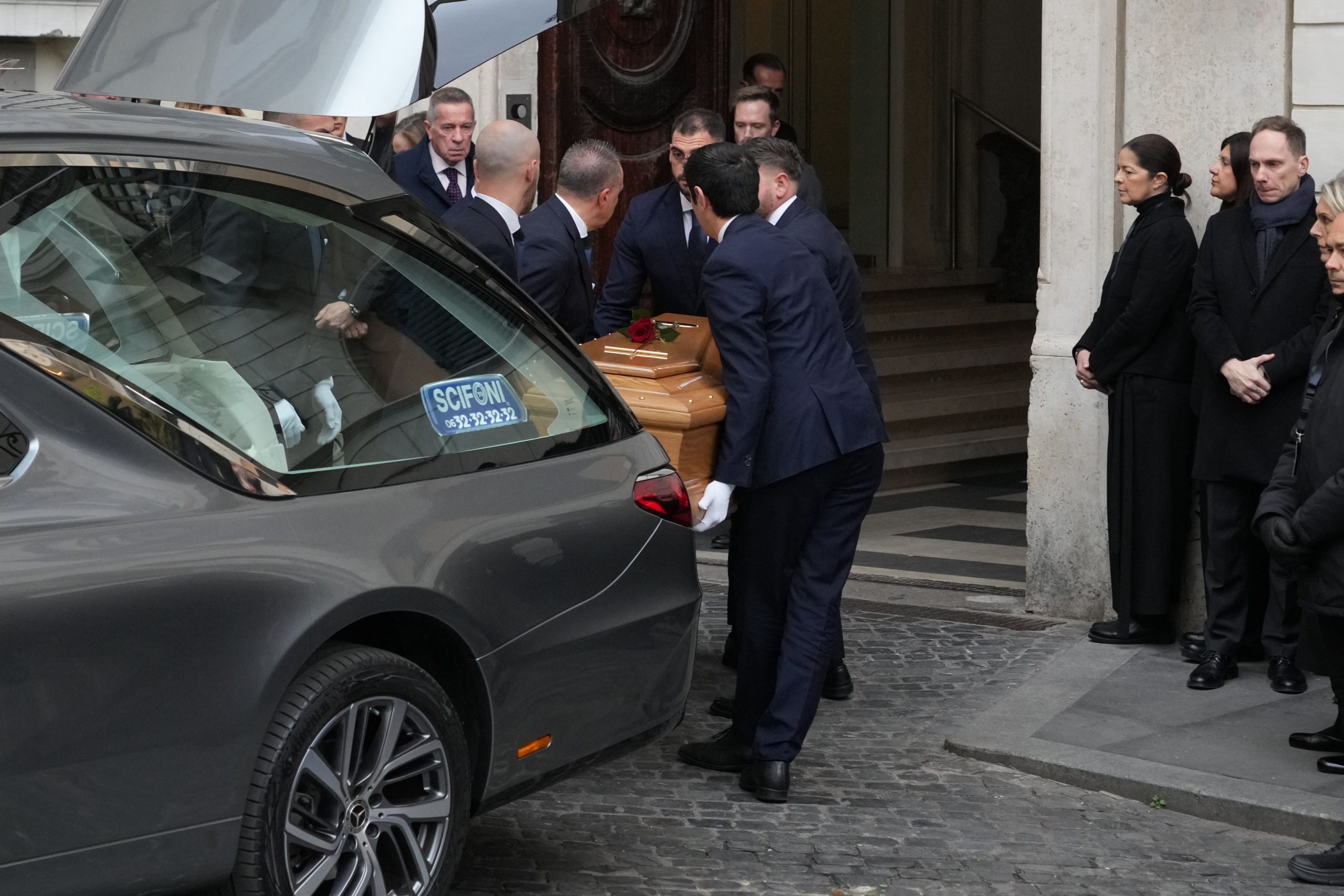 Valentino Garavani: Ξεκίνησε το λαϊκό προσκύνημα για τον σπουδαίο σχεδιαστή στη Ρώμη – Πλήθος κόσμου στο ιστορικό ατελιέ