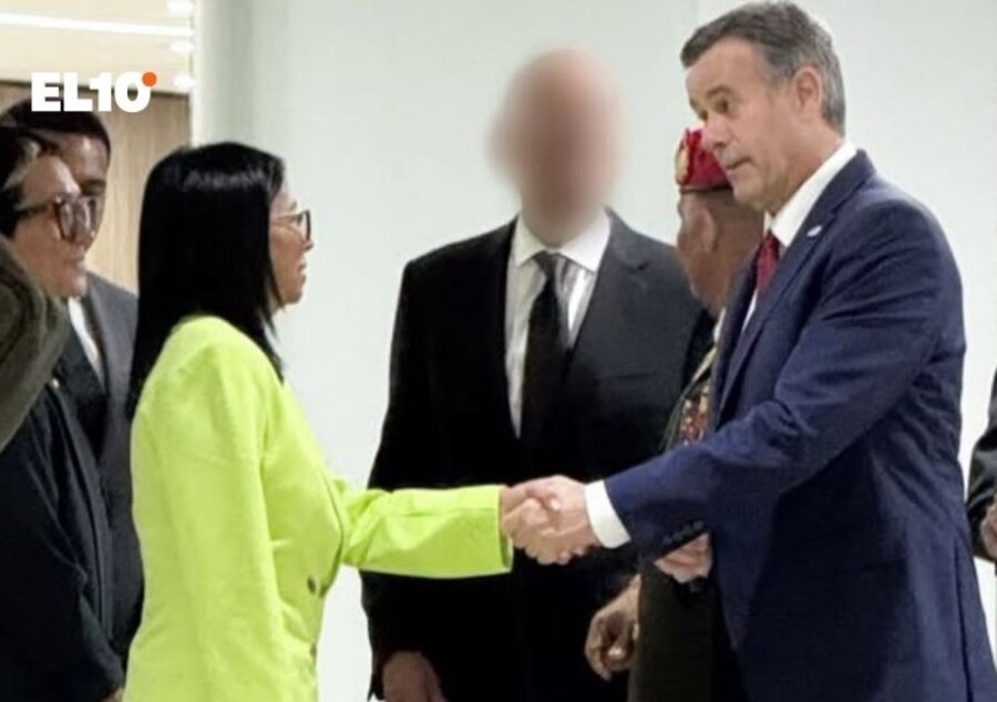 «Φαρσοκωμωδία» CIA-Ροντρίγκες: Γιατί η διάδοχος του Μαδούρο είναι τόσο θερμή με τον απαγωγέα του;