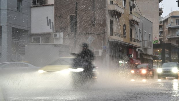 Πλήττει την Αττική η κακοκαιρία - Πού υπάρχουν προβλήματα