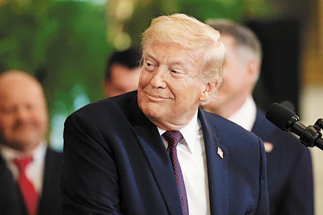 Ο πληθωρισμός και η αδυναμία της απασχόλησης σκιάζουν τον πρώτο χρόνο του Τραμπ