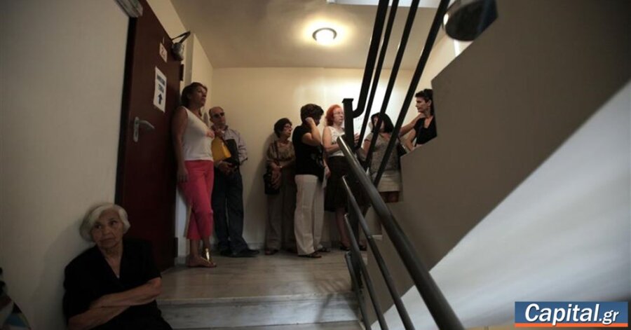 Ποιοι δημόσιοι υπάλληλοι παραμένουν στην υπηρεσία και μετά τη...