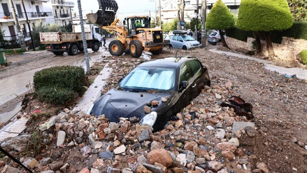 «Η κατάσταση σε πολλούς δρόμους της Άνω Γλυφάδας» είναι δύσκολη λέει ο δήμαρχος - Τι είπε για το θάνατος της 56χρονης