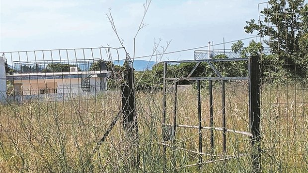 Θεσσαλονίκη: Κακουργηματική δίωξη σε 6 συλληφθέντες που πετούσαν σε χωράφι μπάζα και απόβλητα