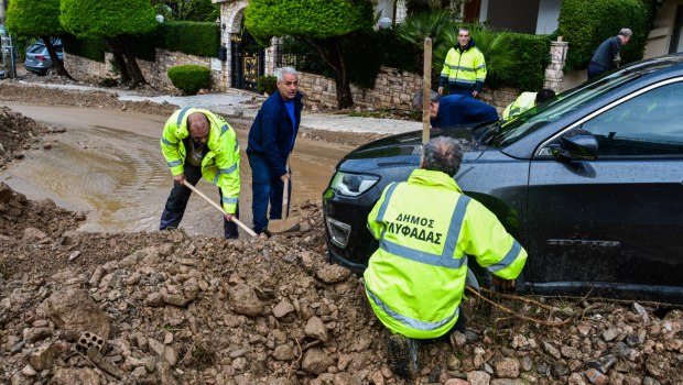 ΟΙΕΛΕ για την νεκρή εκπαιδευτικό από την κακοκαιρία: «Τα φροντιστήρια δεν έκλεισαν – Το πληρώσαμε με μια ζωή»