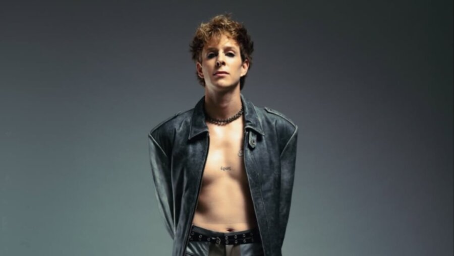 D3lta: Εμφανίστηκε γυμνός στην βροχή - Δείτε το viral βίντεό του στο TikTok